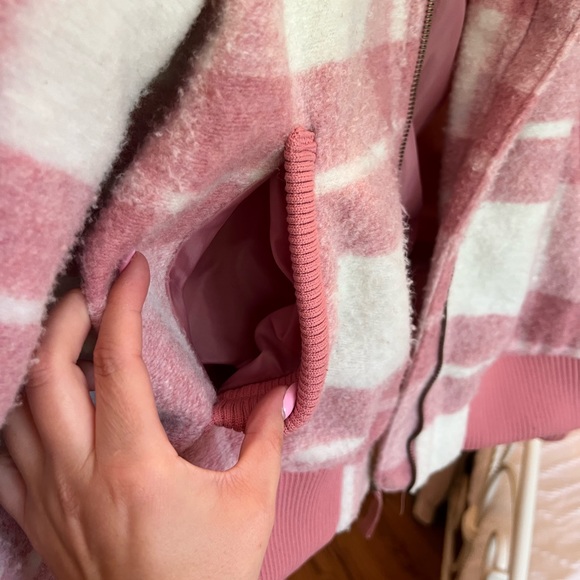 Universal threads jacket - Picture 3 of 5